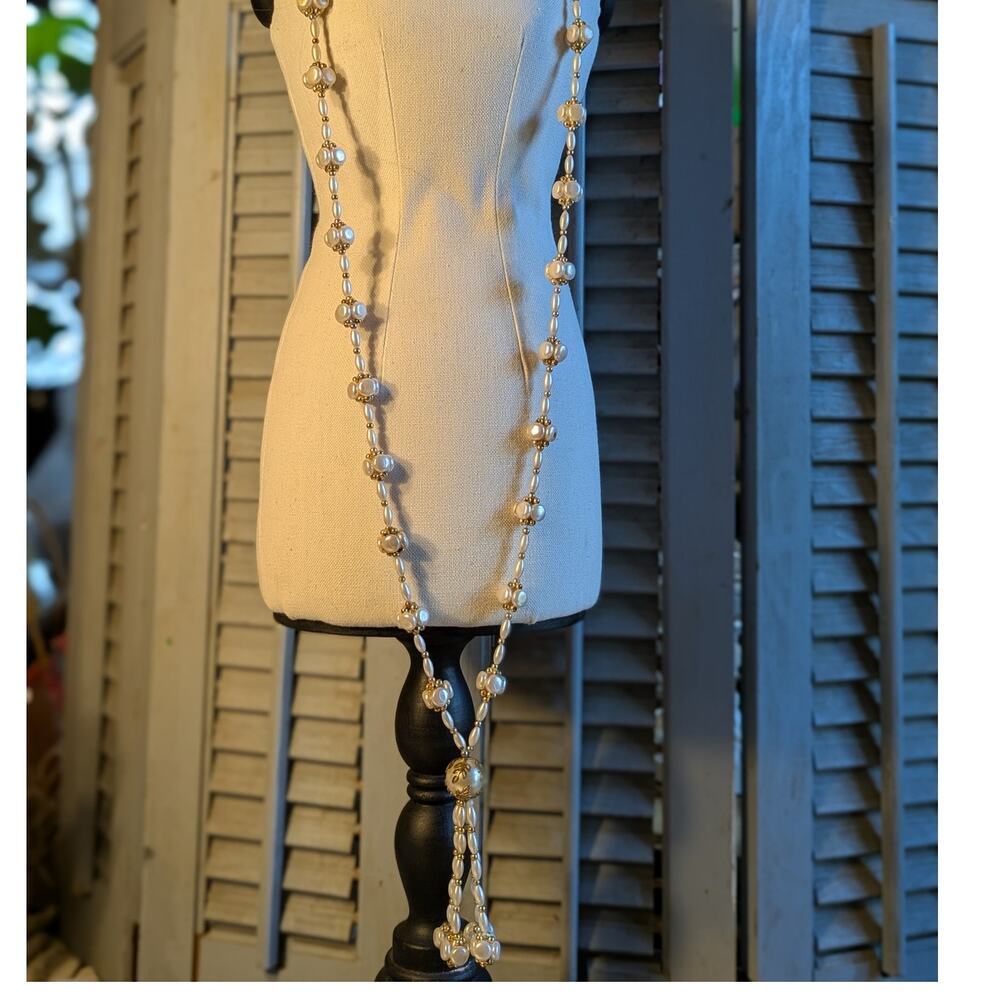 Vintage gold faux pearl lariat necklace with tassel pendant
